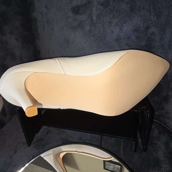 Elegant Cream Ankle Boots - Picture 4 of 5